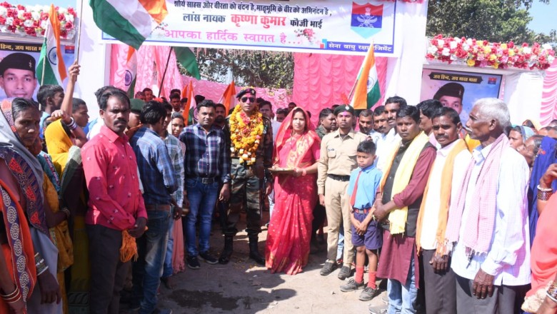 सेना से रिटायर होकर गांव लौटे भारतीय सैनिक का जोरदार स्वागत