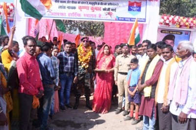 सेना से रिटायर होकर गांव लौटे भारतीय सैनिक का जोरदार स्वागत