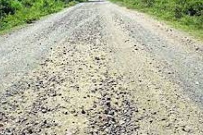 डौंडीलोहारा ब्लॉक के मड़ियाकट्टा से लोहारा तक की 6 किमी सड़क का मामला,ग्रामीणों ने सड़क निर्माण का काम बंद कराया