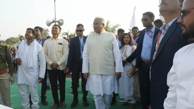 गिरहोला में पंथी गीत गायकों की प्रशंसा की मुख्यमंत्री ने, कहा बाबा गुरु घासीदास जी ने अपना संदेश दिया छत्तीसगढ़ी में