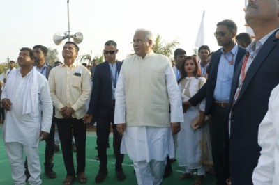 गिरहोला में पंथी गीत गायकों की प्रशंसा की मुख्यमंत्री ने, कहा बाबा गुरु घासीदास जी ने अपना संदेश दिया छत्तीसगढ़ी में