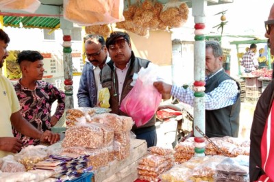 खैरागढ रोड के 12 ठेला खोमचा वालो पर 1850 रूपये जुर्माना, 2.5 किलो पालिथीन जप्त
