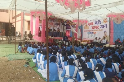 पुलिस अधीक्षक राजनाँदगांव  प्रफुल्ल ठाकुर द्वारा  शासकीय उच्चतर माध्यमिक विद्यालय बेंडाड़ी के छात्र-छात्राओ से की मुलाकात*