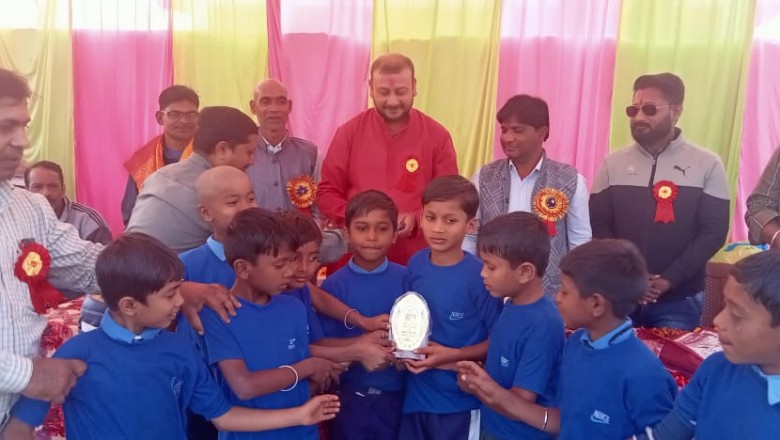 आलीखुटा मे संकुल स्तरीय बाल क्रीड़ा प्रतियोगिता के मुख्य अतिथि निखिल द्विवेदी ने विजेताओं को पुरुस्कृत किया