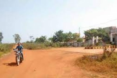 बालोद झलमला मुख्य मार्ग पर स्थित जिला मुख्यालय कलेक्ट्रेट जाने का शॉर्टकट व सीधा मार्ग है, कार्यालय पहुंचने कच्ची सड़क का सहारा