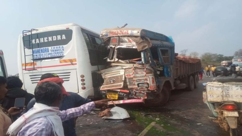 बालोद : ट्रक और बस के बीच जोरदार टक्कर, वाहनों के उड़े परखच्चे