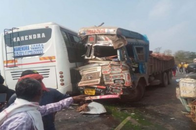 बालोद : ट्रक और बस के बीच जोरदार टक्कर, वाहनों के उड़े परखच्चे