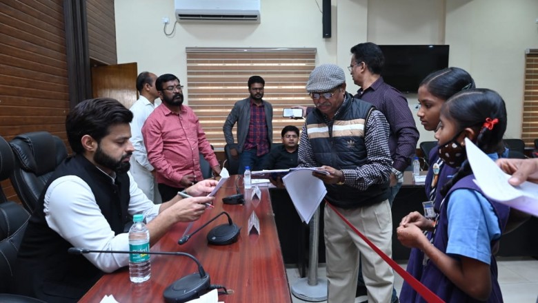 सरपंच ने गांव के हरे भरे पेड़ों को काटकर अपने खेत की फेंसिंग बना ली, जनदर्शन में भटगांव के ग्रामीणों ने की शिकायत