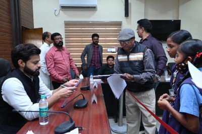 सरपंच ने गांव के हरे भरे पेड़ों को काटकर अपने खेत की फेंसिंग बना ली, जनदर्शन में भटगांव के ग्रामीणों ने की शिकायत