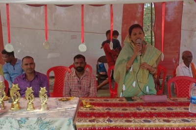 क्रिकेट प्रतियोगिता के समापन पर ग्राम संबलपुर पहुंची अध्यक्ष गीता घासी साहू
