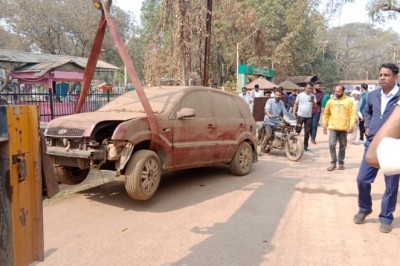 निगम ने रविशंकर स्टेडियम परिसर के आस पास से कबाड़ गाड़ियों को हटाया: