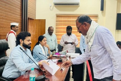 पड़ोसी के पाले कुत्तों से माहौल अशांत, कार्रवाई की माँग , कचरा मैदान में निगम द्वारा कचरा जलाने से हो रहे धुँए से परेशानी
