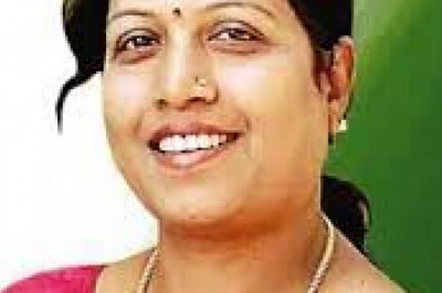 पौनी पसारी योजनांतर्गत हल्दी, कमला कालेज के पास, रेवाडीह एवं बल्देवबाग में निर्मित चबूतरा के लिये आबंटित हितग्राहियों को महापौर ने सौपा आबंटन पत्र