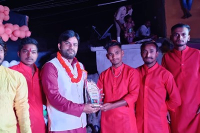 लखोली में जय बजरंग डांस ग्रुप ने मुख्य अतिथि आशीष डोंगरे का किया सम्मान