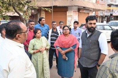 वैशाली नगर का गोल मार्केट भी उभरेगा आदर्श मार्केट के रूप में, निगम आयुक्त रोहित व्यास ने व्यापारियों के साथ मार्केट क्षेत्र का लिया जायजा