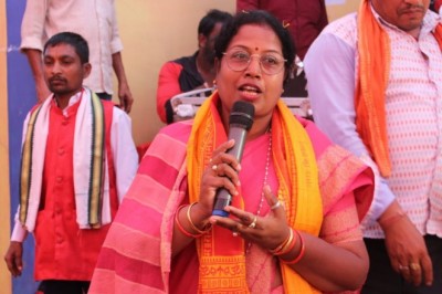 हेमा देशमुख महापौर ग्राम खैरा मे राम कथा में हुई शामिल0 हेमा देशमुख महापौर ने भगवान  रामचंद्र जी की आरती उतार कर की सुख समृद्धि ,खुशहाली की कामना