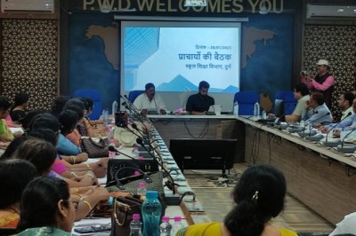 बोर्ड परीक्षाओं में बेहतर परिणाम के लिए कलेक्टर ने ली प्रचार्यों की समीक्षा बैठक :