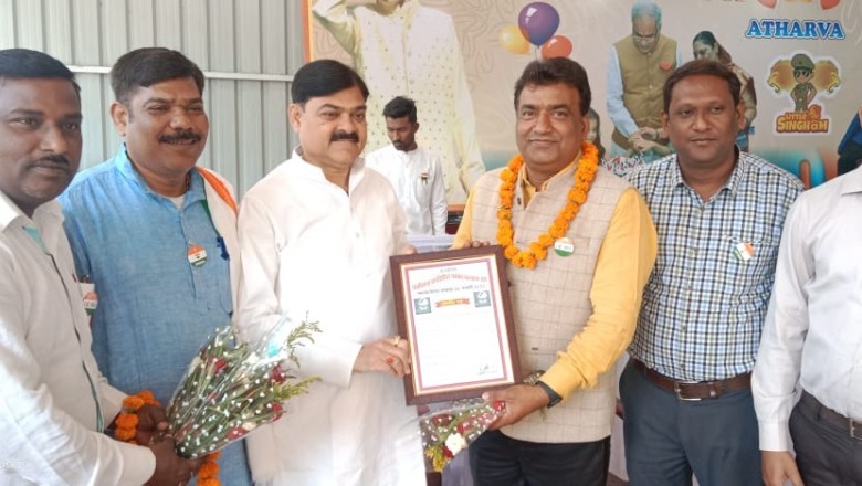 गणतंत्र दिवस के अवसर पर जिला क्षय, कुष्ठ एवं एड्स नियंत्रण नोडल अधिकारी डॉ. अनिल कुमार शुक्ला हुए सम्मानित :