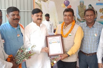 गणतंत्र दिवस के अवसर पर जिला क्षय, कुष्ठ एवं एड्स नियंत्रण नोडल अधिकारी डॉ. अनिल कुमार शुक्ला हुए सम्मानित :