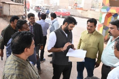 पावर हाउस मार्केट क्षेत्र का निगम आयुक्त रोहित व्यास ने लिया जायजा :