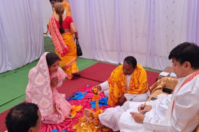 राजनंदगांव  : पार्षद श्रीमती चंद्रकला देवांगन जी ने आशीर्वाद प्राप्त किया :