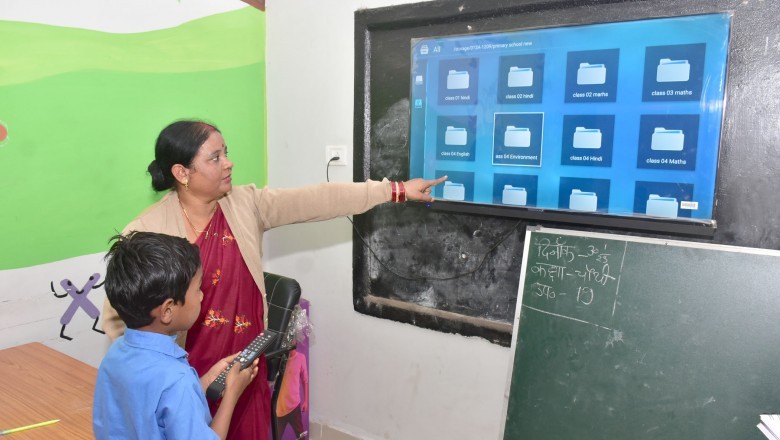 जिले के शासकीय स्कूलों में स्मार्ट टीव्ही अभियान में जनसहभागिता रही अभूतपूर्व :