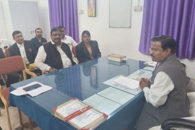 संभागायुक्त दुर्ग संभाग  कावरे ने जिला पंचायत एवं तहसील कार्यालय दुर्ग में दी दबिश: