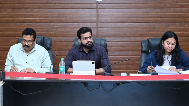 कलेक्टर  पुष्पेंद्र कुमार मीणा ने बैठक में राजस्व एवं अन्य प्रकरणों के निराकरण की समीक्षा की :