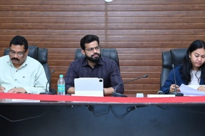 कलेक्टर  पुष्पेंद्र कुमार मीणा ने बैठक में राजस्व एवं अन्य प्रकरणों के निराकरण की समीक्षा की :