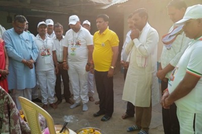 शोकाकुल परिवार पहुंचकर विधायक भुनेश्वर बघेल, अध्याय भागवत साहू सहित सामाजिक पदाधिकारियों ने श्रद्धा सुमन अर्पित किया