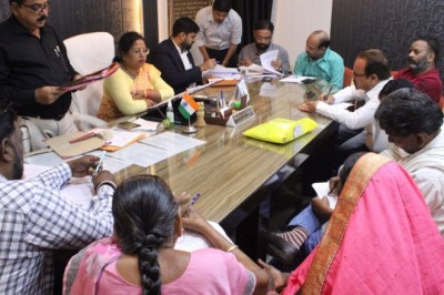 बजट निराशावादी, गरीबों पर मार, पेट्रोल-डीजल और महिलाओ के आभूषण के बढ़ते दाम :