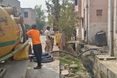 पेन्ड्री में आई.एच.एस.डी.पी. योजनांतर्गत निर्मित आवास कालोनी में चला स्वच्छता अभियान :