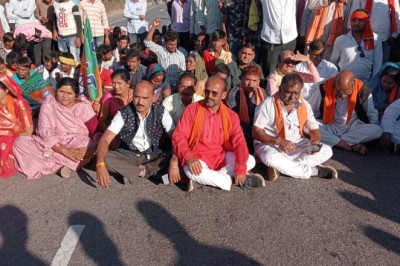 नेशनल हाईवे में की भाजपाईयो ने चक्काजाम, ग्रामीणों की उमड़ी जनसैलाब