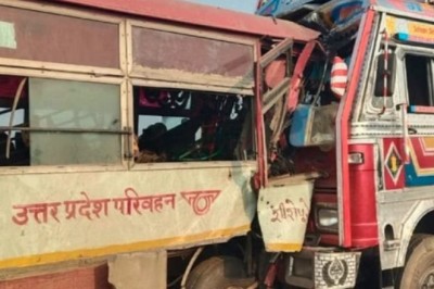 बस और ट्रक की आमने-सामने टक्कर, हादसे में 24 यात्री घायल, 5 की हालत गंभीर :