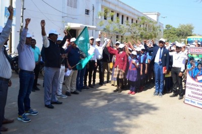 कलेक्टर ने हरी झंडी दिखाकर जिला स्तरीय शैक्षणिक भ्रमण का किया शुभारंभ :