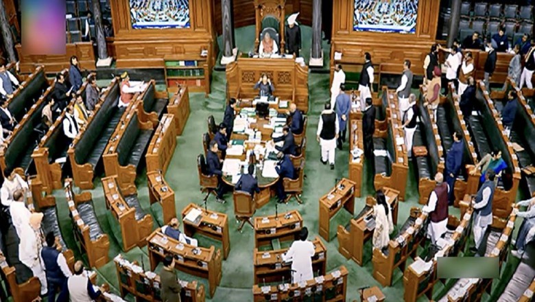 लोकसभा और राज्यसभा की कार्यवाही दोपहर 2 बजे तक के लिए स्थगित :