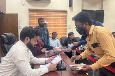 पालिसी के लिए एजेंट ने 70 हजार रुपए लिये, पालिसी में लगाये ही नहीं, पैसे भी वापस नहीं कर रहा :