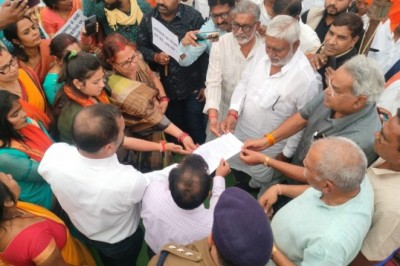 नारायणपुर धरना सत्याग्रह करके धर्मांतरण के विरुद्ध सर्व हिंदू समाज ने दी चेतावनी :