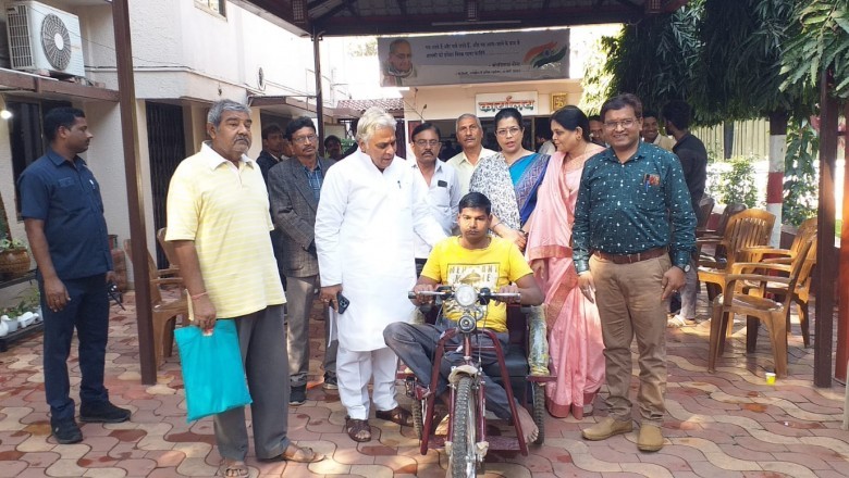 समाज कल्याण विभाग द्वारा  अरूण वोरा ने द्विव्यांग को बैटरी चलित ट्रायसायकल सौंपा :