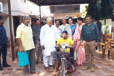 समाज कल्याण विभाग द्वारा  अरूण वोरा ने द्विव्यांग को बैटरी चलित ट्रायसायकल सौंपा :