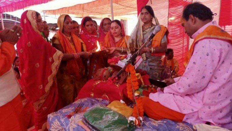 खैरझिटी में आयोजित श्री राम कथा महायज्ञ में शामिल हुई अध्यक्ष प्रतिक्षा सूर्यकान्त भंडारी व्यासपीठ से लिया आशीर्वाद