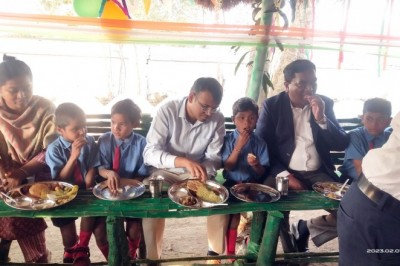 कलेक्टर ने प्राथमिक शाला डूमरडीह में हटनुमा भोजनालय का किया शुभारंभ :