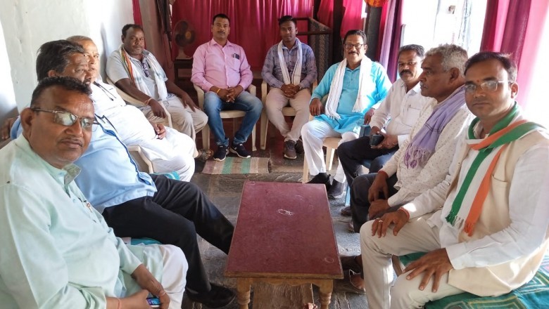 खुज्जी विधानसभा में रणनीति बनाते हुए : पूर्व विधायक भोला राम साहू :