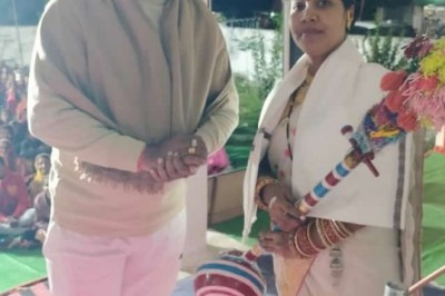 त्रिवेणी साहू पंडवानी गायिका को विधायक बघेल ने शाल भेटकर सम्मानित किया :