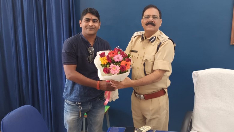 जेल अधीक्षक एस एस तिग्गा के डीआईजी बनने पर त्वरित ख़बरें के प्रधान संपादक प्रहलाद दुबे ने दी शुभकामनाये