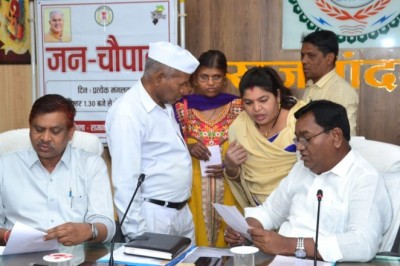 कलेक्टर ने जनचौपाल में आए लोगों की मांगों, शिकायतों एवं समस्याओं को सुना तन्मयतापूर्वक :