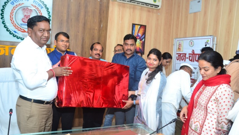आंगनबाड़ी केन्द्रों में नन्हें बच्चों की शिक्षा के लिए अधिकारियों ने किया स्मार्ट टीवी दान :