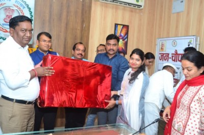 आंगनबाड़ी केन्द्रों में नन्हें बच्चों की शिक्षा के लिए अधिकारियों ने किया स्मार्ट टीवी दान :