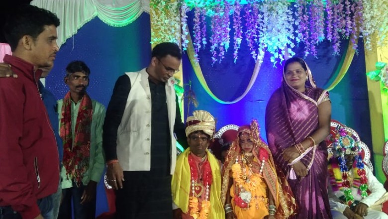 भोलापुर में निर्धन परिवार के घर शादी समारोह में आशीर्वाद देने पहुँचें कांग्रेस के जिला महामंत्री चुम्मन साहू