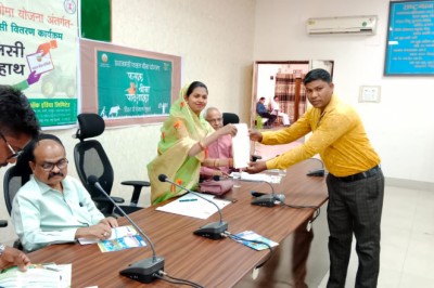 ज़िला पंचायत अध्यक्ष गीता घासी साहू ने  किसानों को बीमा पॉलिसी का वितरण किया
